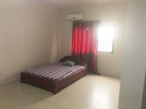 2 soverom, strykejern/-brett og sengetøy