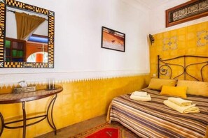 4 عدّة غرف نوم وواي فاي وملاءات أسرّة