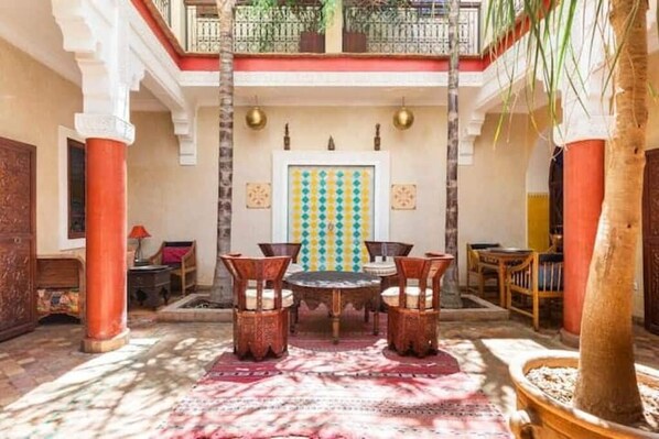 تناول الطعام بالخارج