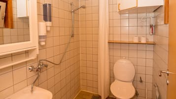 Douche, sĂšche-cheveux, serviettes fournies, savon