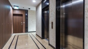 Unclassified image, 5 of 25, button - Centrum Mennica I (Warsaw)
