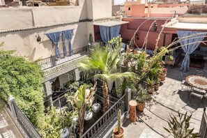 تناول الطعام بالخارج