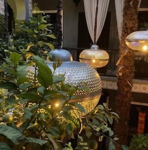 تفاصيل الفندق من الخارج