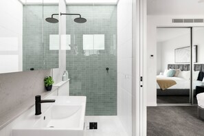 Apartamento, 2 habitaciones, 2 baños | Baño | Ducha y toallas