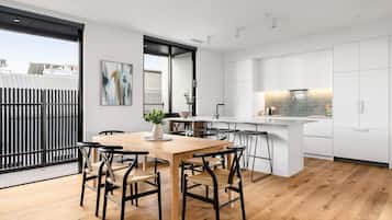 Apartment, 3 Bedrooms | In-room dining