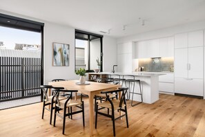 Apartamento, 3 habitaciones | Servicio de comidas en la habitación