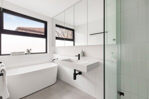 Apartamento, 2 habitaciones | Baño | Ducha y toallas