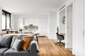Iron/ironing board, free WiFi, bed sheets - Docker St Elwood Apartments by UrbanRest (Elwood)