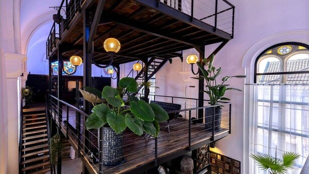 A multi-level wooden staircase with metal railings and hanging spherical lights. - La Chapelle du Carmel - Centre Ville - SPA (Reims)