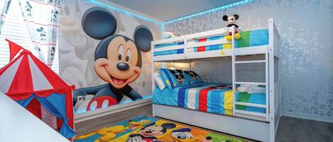 4 dormitoris, planxa i posts de planxar, un bressol de viatge i wifi