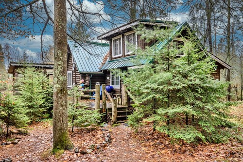 NEW! Adorable Log Cabin on the Wisconsin River, perfect for Kayaking.
