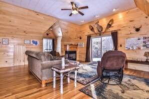 Smart TV, fireplace, DVD player, books - Private cabin secluded in the beautiful Northwoods! (Star Lake)