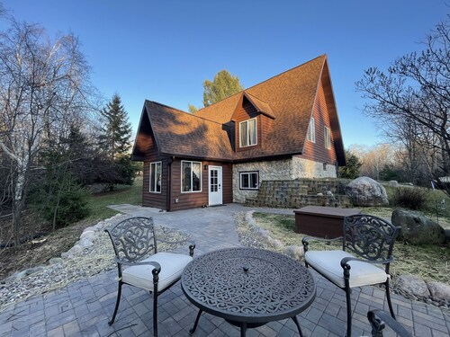 Private Northwoods cabin with relaxing bathtub, washer and dryer, and firepit!