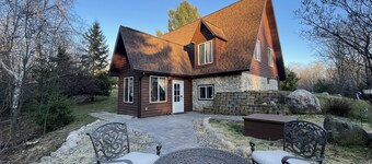 Private Northwoods cabin with relaxing bathtub, washer and dryer, and firepit!