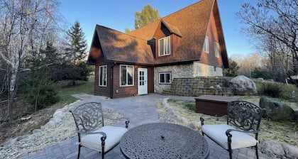 Private Northwoods cabin with relaxing bathtub, washer and dryer, and firepit!