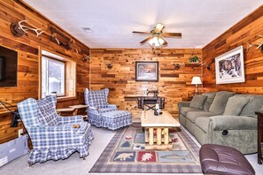 Una Smart TV, una chimenea, un reproductor de DVD, libros