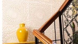 A staircase with a decorative railing and a patterned wall. - 4 Transfert Gratuit Vers le Riad , à Votre Arrivée (Marrakech)