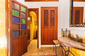 المنشأة من الداخل