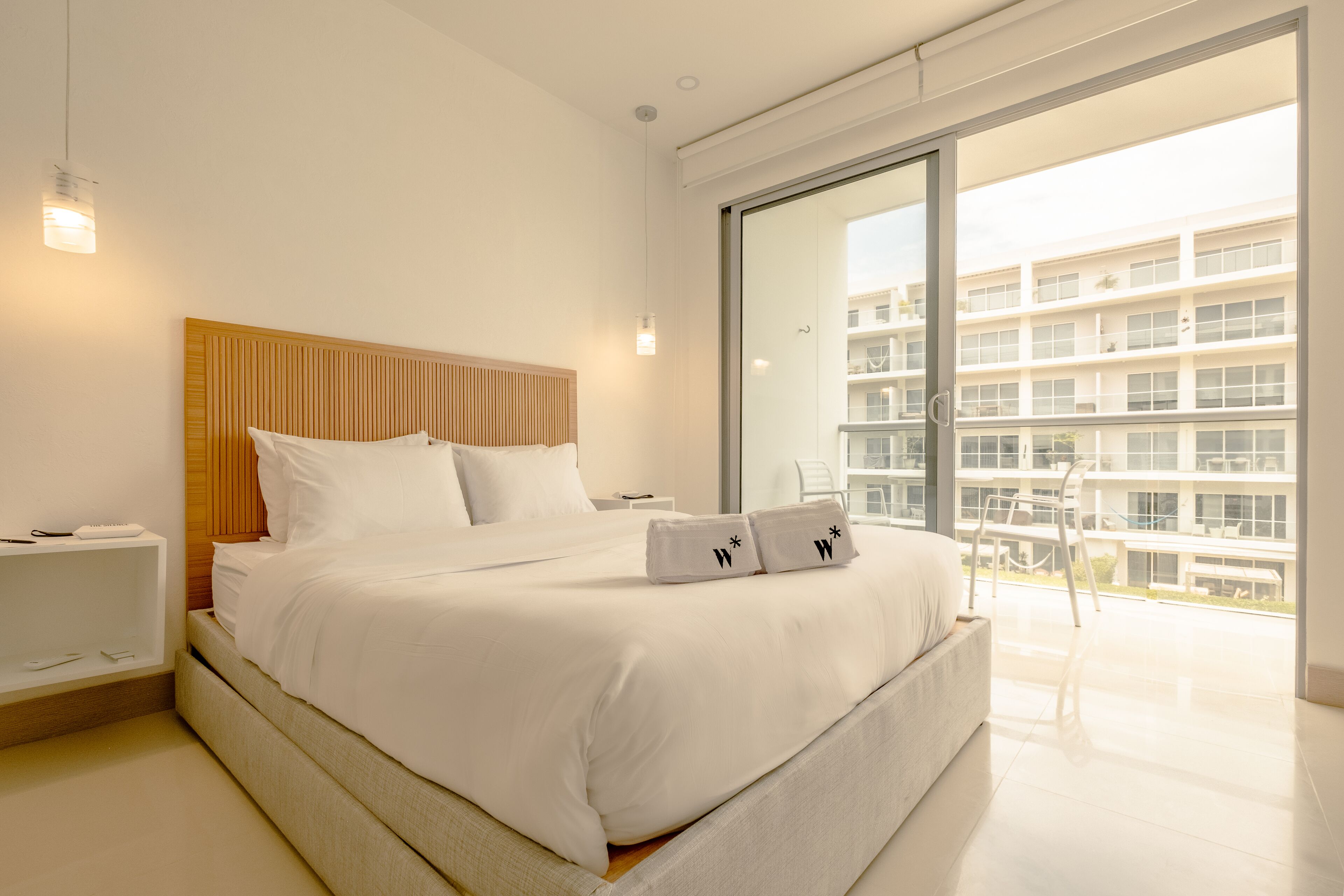 Ropa de cama de alta calidad y tabla de planchar con plancha 