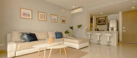 Apartment (307) | Living area | 40-inch TV with cable channels