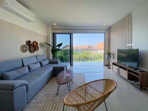 Elite Apartment | Living area | 40-inch TV with cable channels - Eco by Wynwood House (Cartagena)