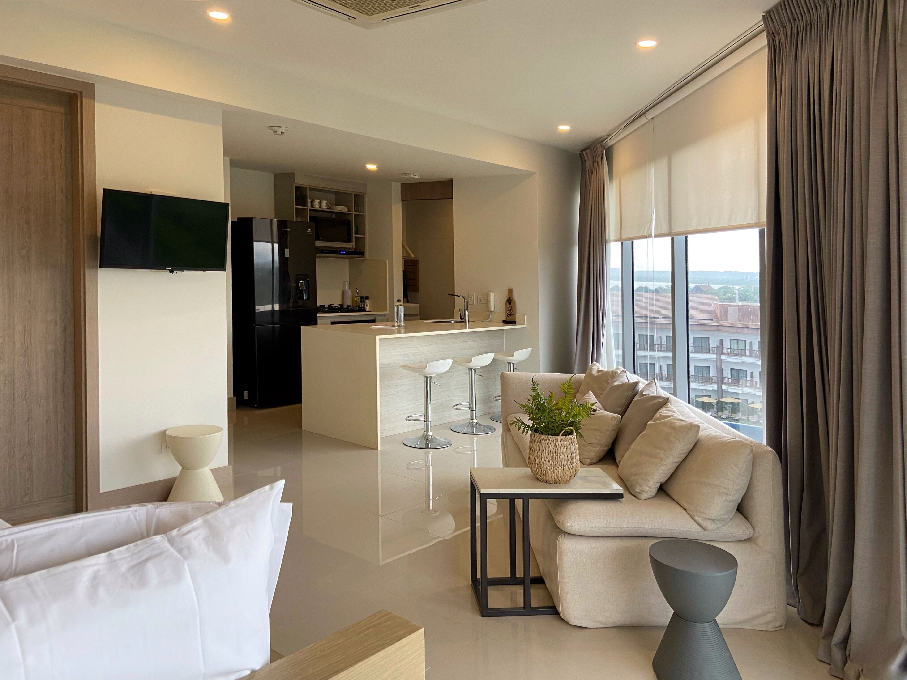 Apartment, 1 Bedroom (526) | Living area | 40-inch TV with cable channels