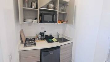 KylskÄp, mikrovÄgsugn, spishÀll och kaffe- och tebryggare