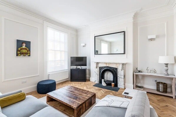 TV - 59 Blossom Street · Luxurious, Central Duplex in York with Parking - Pass the Keys (York)