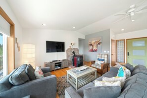Smart TV, video games, DVD player, table football - Sea Esta MCA#465-Perfect family home w/ping pong/foosball/dogs ok-4bd/3.5 bth (Manzanita)