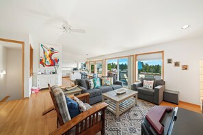 Smart TV, videojuegos, reproductor de DVD, futbolito