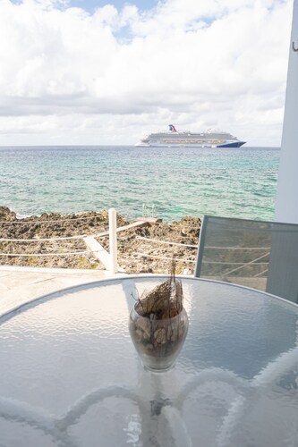 A beautiful oceanfront condo in the heart of George Town