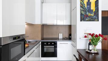 Apartment | Eigene Küche | Kühlschrank, Mikrowelle, Ofen, Herdplatte