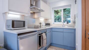 Standard Cottage | Private kitchen | Fridge, microwave, oven, stovetop