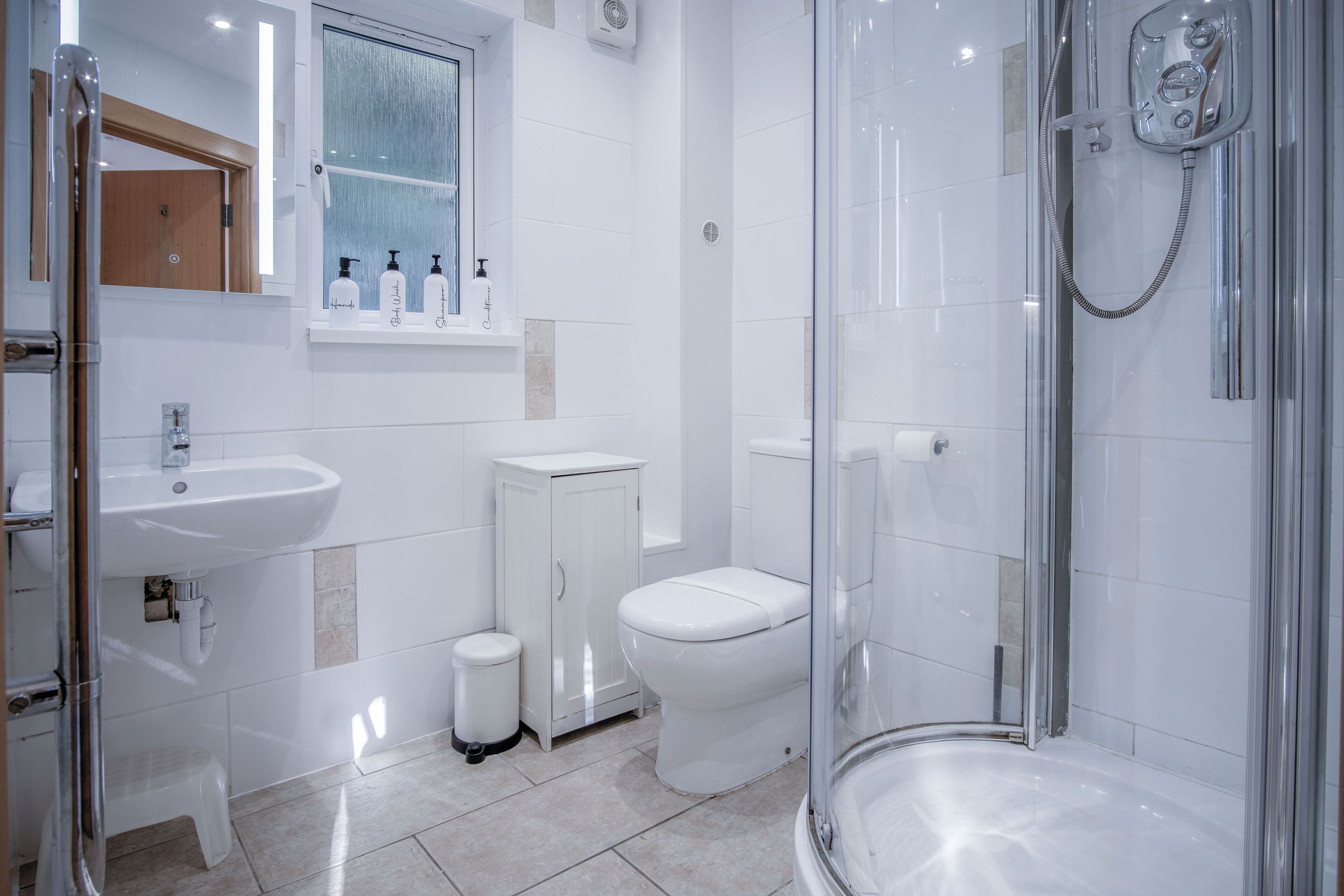 Cottage Standar | Kamar mandi | Shower dan handuk