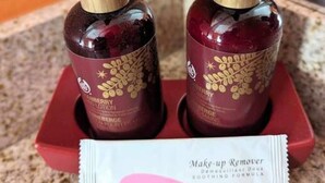 Zwei Flaschen Berry Wash Duschgel und eine Packung Fresh Aloe-Gesichtsreinigungscreme auf einer Arbeitsplatte.