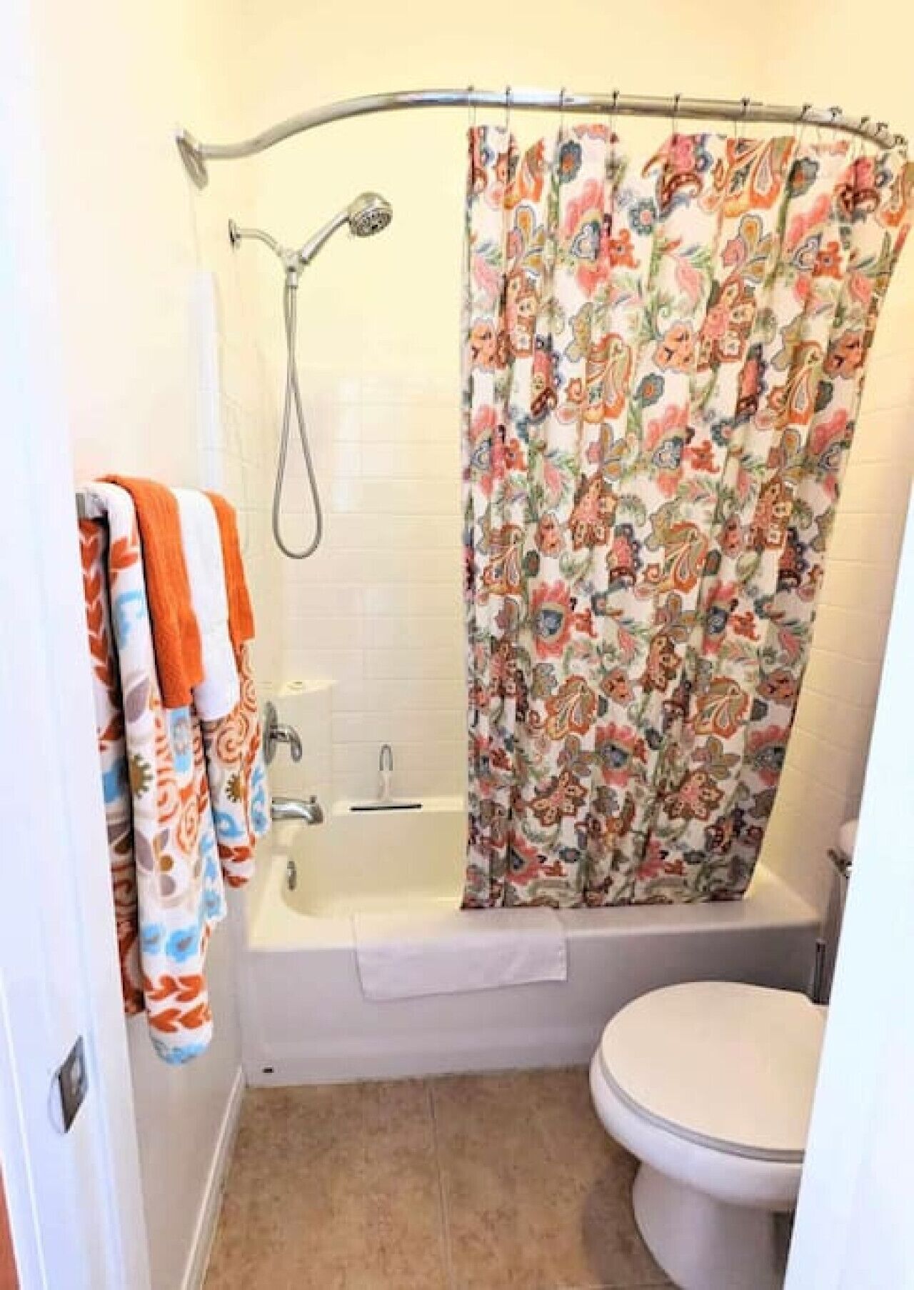 Un baño con ducha, inodoro y bañera.