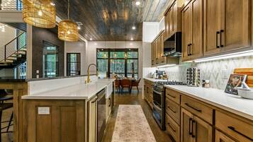 Geladeira, micro-ondas, fogão, cooktop