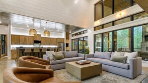 Una sala de estar moderna con un sofá modular, sillones de cuero y una mesa de centro.