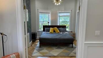 2 bedrooms, in-room safe, desk, iron/ironing board