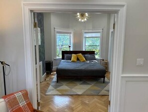 2 chambres, coffres-forts dans les chambres, bureau