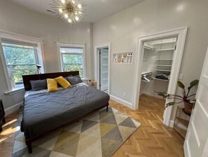 2 quartos, cofres nos quartos, escrivaninha