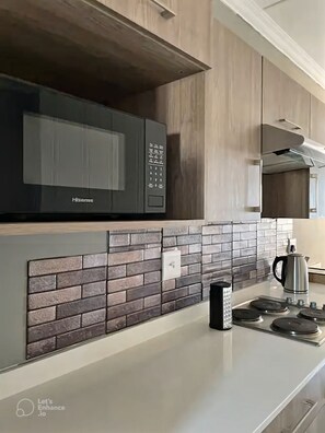 Frigorífico, microondas, horno y placa de cocina