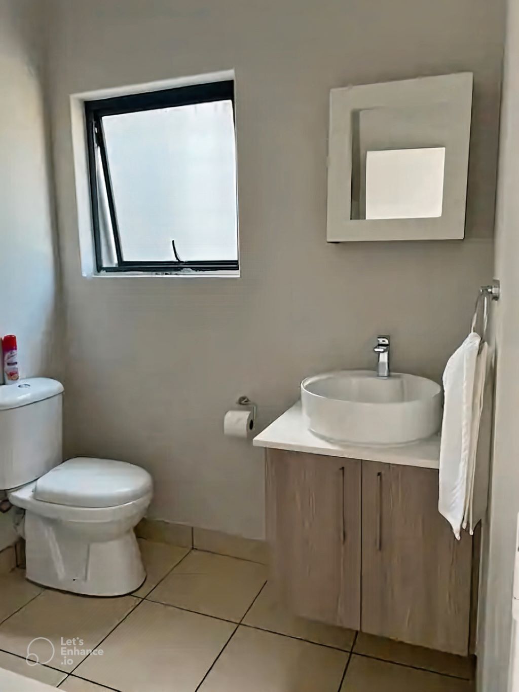 Ducha, toallas, jabón y papel higiénico