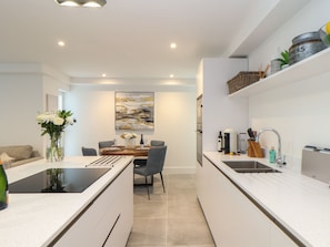 Fridge, dishwasher, electric kettle, toaster - 31 Cliff Edge (Newquay)