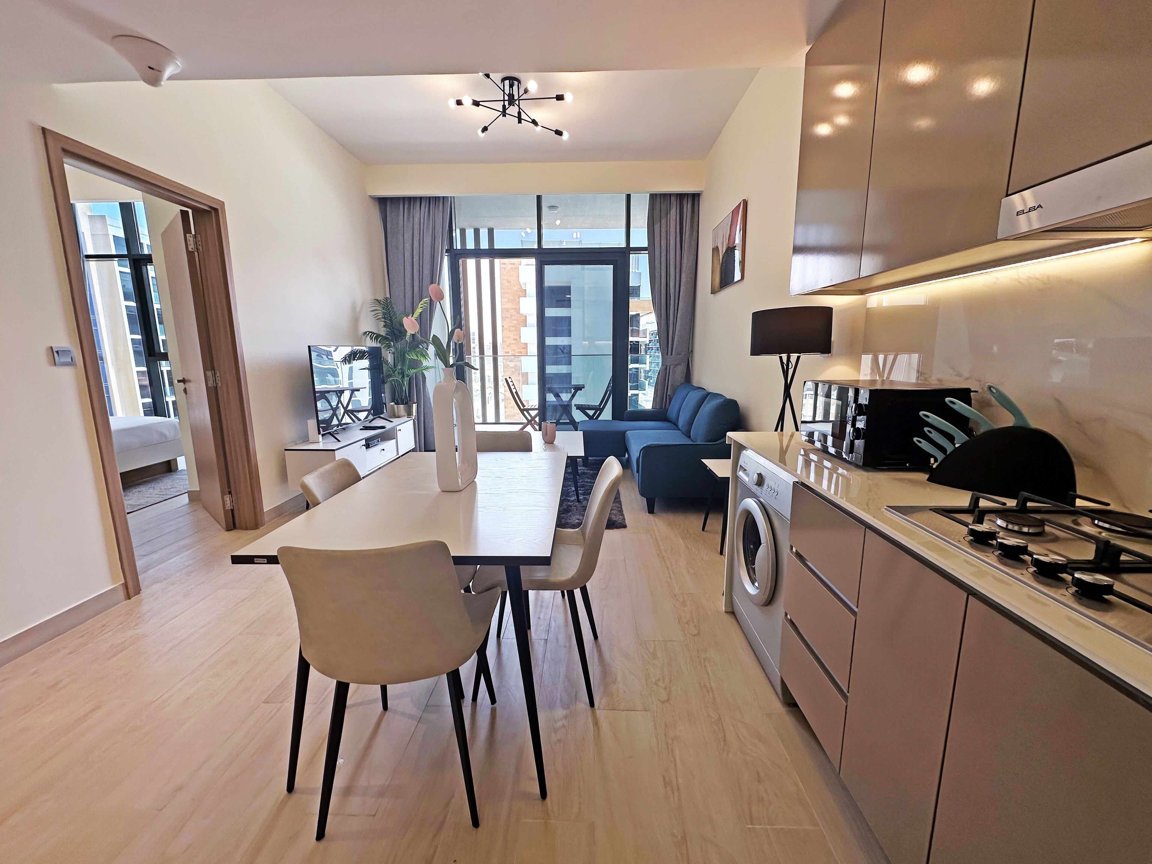 Un appartement moderne comprenant un coin repas, une cuisine et un espace de vie.