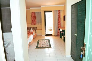 1 habitación, caja de seguridad en la habitación y escritorio 