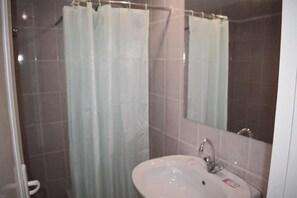 Séchoir à cheveux, serviettes fournies, savon, papier de toilette