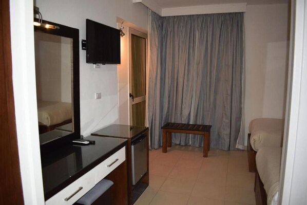 1 多间卧室、客房内保险箱、办公桌、免费 WiFi