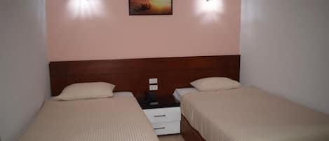 1 soverom, safe på rommet, skrivebord og wi-fi (inkludert)