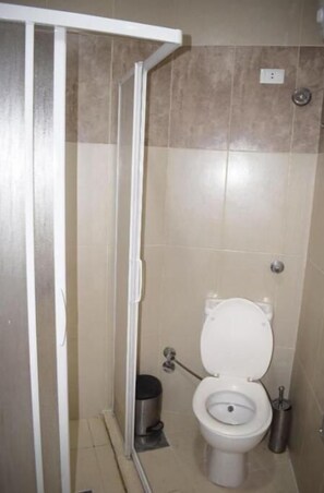 Secadora de cabello, toallas, shampoo, papel de baño